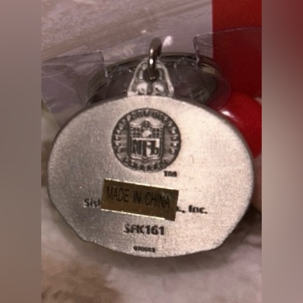 NWT Pittsburgh Steelers NFL Oval Carved Metal Key Chain New with Tags - Picture 3 of 7